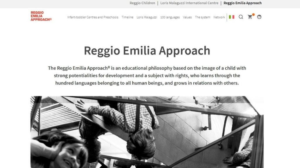 Reggio Emilia Approach webpage: an educational philosophy based on the image of a child with strong potentialities and rights, with a black-and-white photo of children playing.